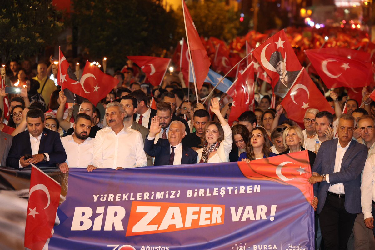 CHPGenclikBursa's tweet image. Bursa sokakları, binlerce yüreğin aynı coşkuda buluştuğu büyük zaferin ışığıyla aydınlandı.

30 Ağustos Zafer Bayramımız kutlu olsun! 🇹🇷

#ZaferBayramı #30Ağustos #Bursa