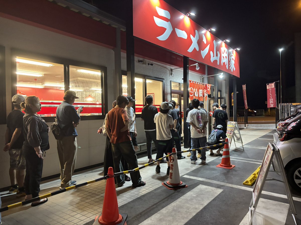 cod_GeNe's tweet image. 4時に山岡家行ったのに人多すぎやろ
2軒目に長浜屋行ったのは間違いだった