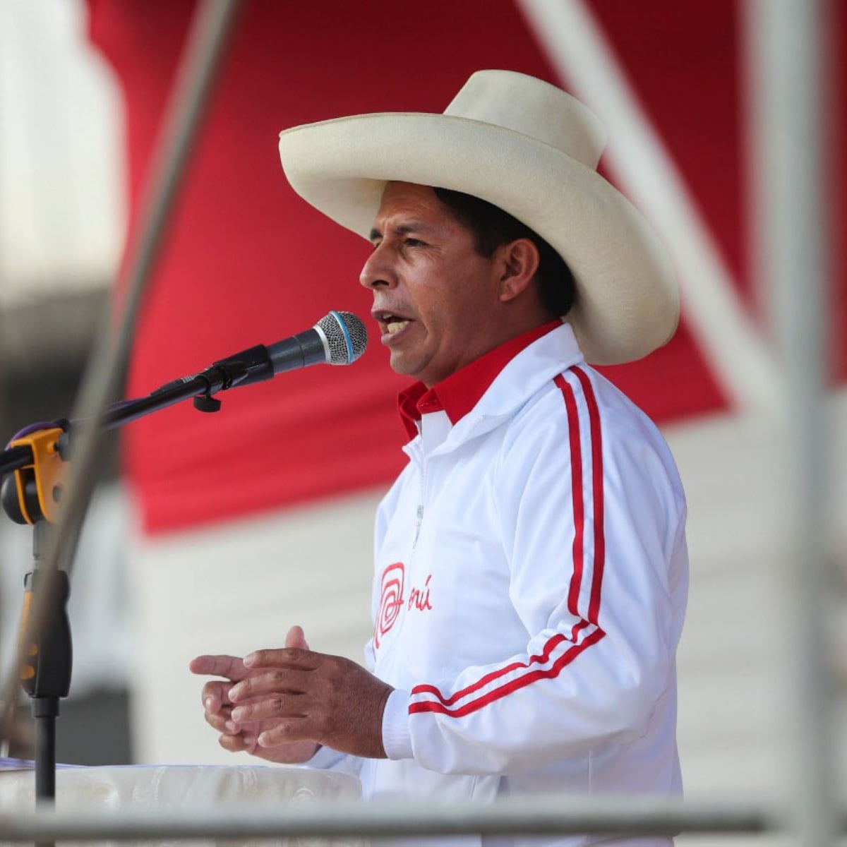 El único "delito" que cometió el expresidente <a href="/PedroCastilloTe/">Pedro Castillo Terrones</a> fue enseñar en una escuela rural de Puña, agitar a la burguesía corrupta e inmoral impregnada en las instituciones del Estado y servir al pueblo peruano. Por eso lo sacaron de su cargo y lo juzgan arbitrariamente.