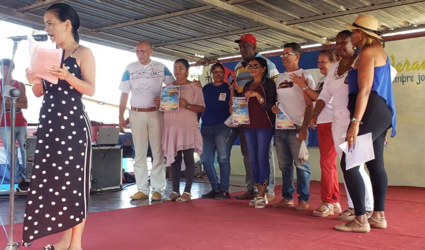 DmePais's tweet photo. #EducaciónFrankPaís Con la participación de las máximas autoridades del territorio se realizó el encuentro de cierre del #VeranoSiempreJoven recibiendo el merecido reconocimiento nuestro Sector. Felicidades y éxitos. #HolguinSí @naimatrujillob @CubaMined @DPEHolguin https://t.co/gx5xNz1HYC