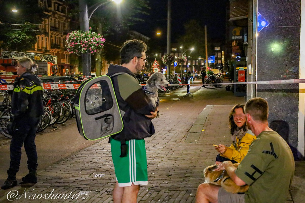 newshunterz's tweet photo. Zondag 31-08-2025 
#Explosief veroorzaakt schade aan entree winkel #Overtoom Amsterdam . Bewoners van bovengelegen verdiepingen werden samen met hun huisdieren geëvacueerd . 
#brandweer kon beginnend brandje snel blussen en heeft daarna het pand middels ventilators geventileerd. https://t.co/kPkCzHqo8k
