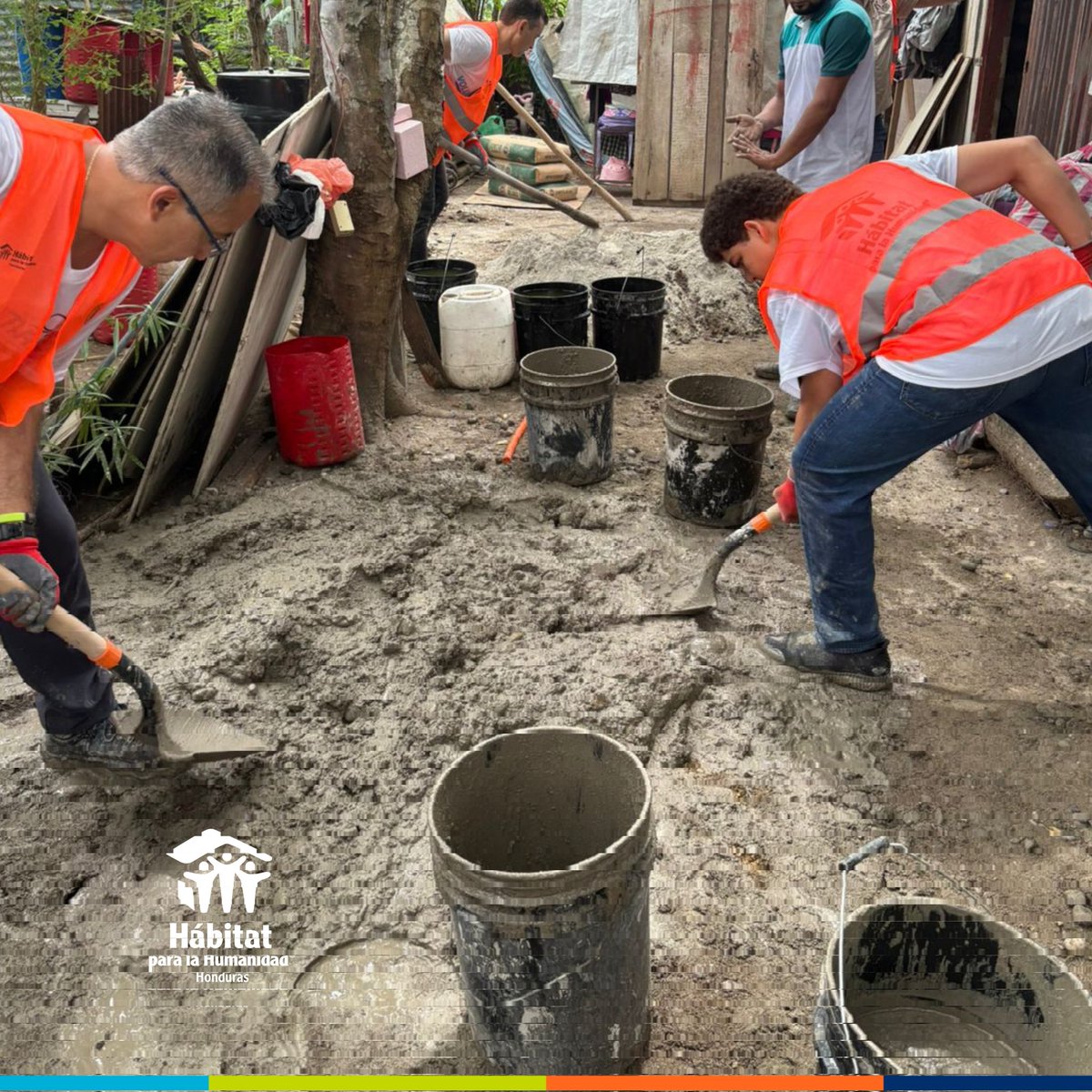 Realizamos la brigada “Líderes que construyen con propósito” en Villanueva, Cortés, transformando pisos de tierra en concreto para 3 familias. 💪🏡

Gracias a quienes se sumaron a esta jornada solidaria. ¡Juntos seguimos construyendo esperanza! 💙

#SomosHábitat