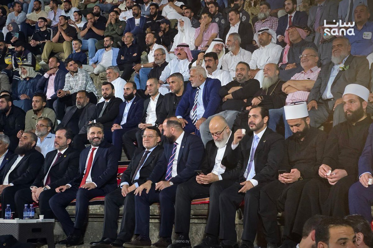 أثرت فيني نظرات الشيخ ليث البلعوس من أجواء حملة "أبشري حوران"، التي تقام في مدرج بصرى الشام بدرعا

وكأنه يقول في قلبه إلى متى ….

كلنا الشيخ #ليث_البلعوس 
#السويداء