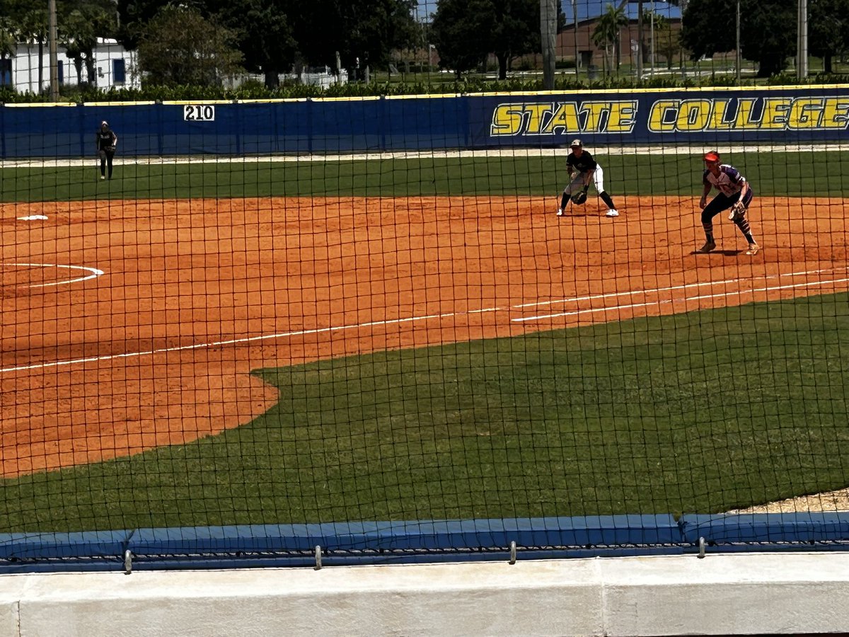 KellyBatten26's tweet photo. Sweaty, tired and standing in florida heat … but locked in. Thank you for the wisdom and the real talk. I’m walking away sharper today! Can’t wait to keep talking. #SoftballCamp #Grind @18UOHT3MavsGold @IRSCTheRiver https://t.co/zZH2kIvkRI