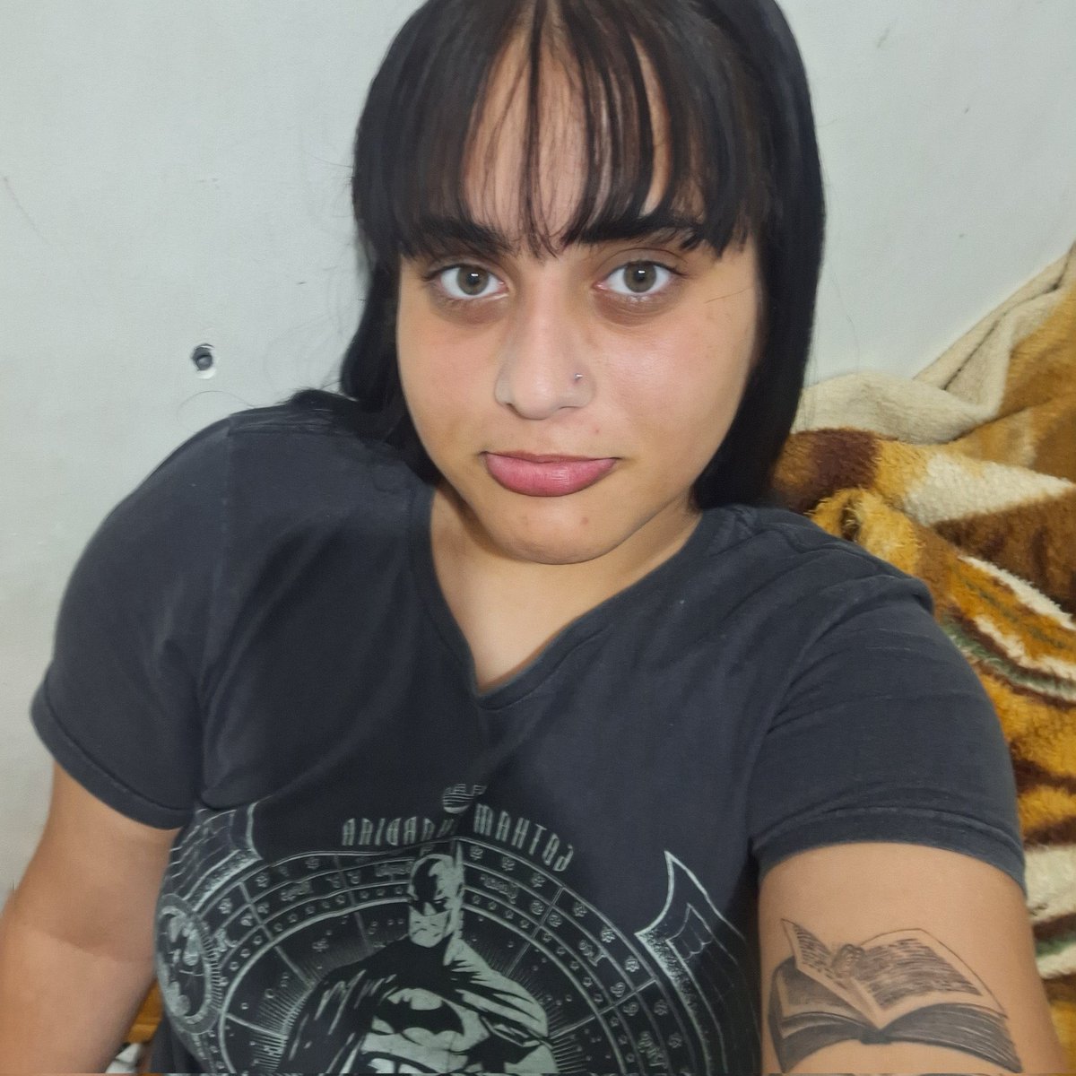 Um satanás feio desses, parecendo um Oompa-Loompa de tão imensa, querendo falar da aparência dos outros... Bem que as igrejas dizem que é o fim dos tempos. 🤦🏻‍♀️