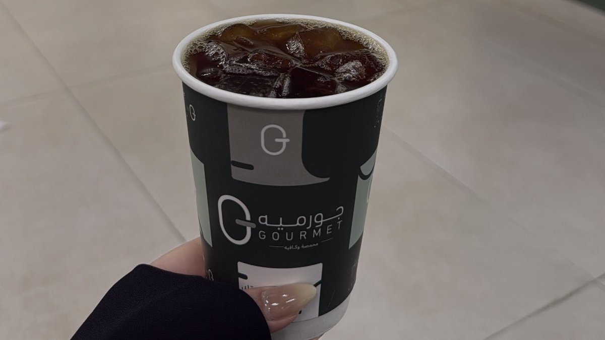 بي عبرة محبوسة
تمتحني
في عيني وحلقي وصدري
شكاوي
أجامل الأيام ولا
جاملني
إن قلت زانت خالف الوقت
ظني
وإن قلت هانت عاجلتني
بلاوي