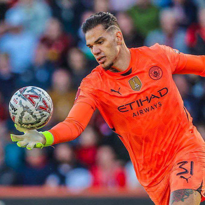 🚨🎙— اوكان بوروك [مدرب غالطا سراي]  : 

"نعلم ان هناك نادي مجاور لنا دخل على لاعب يُعتبر هدف لنا ولكن دعني اخبركم عن شيء"

"غالطا سراي ومانشستر سيتي ويونايتد كل هذهِ الاندية ستُغير حارسها."