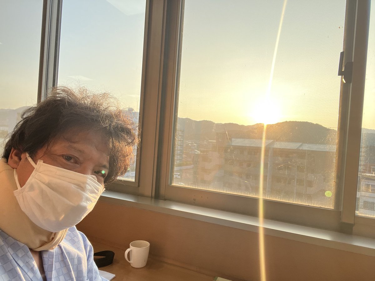 手術16日目。昨日急性期病棟から地域包括ケア病棟に移動。回復リハビリの選択もあったけど、仕事の事とか生活のことが気になって。自宅に安心して帰れる準備に入りたいと思います。もちろん首、右手のリハビリも行いながら。現状はまだ首を上下に動かすと痛く横はまだ向けない。右手も動きにくい状態