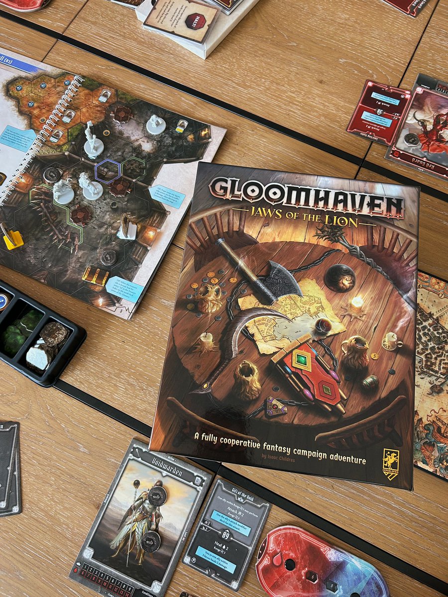Идеальное интро в Gloomhaven (aka настольную DnD для тех , кто никак не найдет хорошего DMа или тех, кто обожает данджен-кролить) - Jaws of the Lion. 4 игрока, 25 сценариев, и очень сбалансированные персы.
