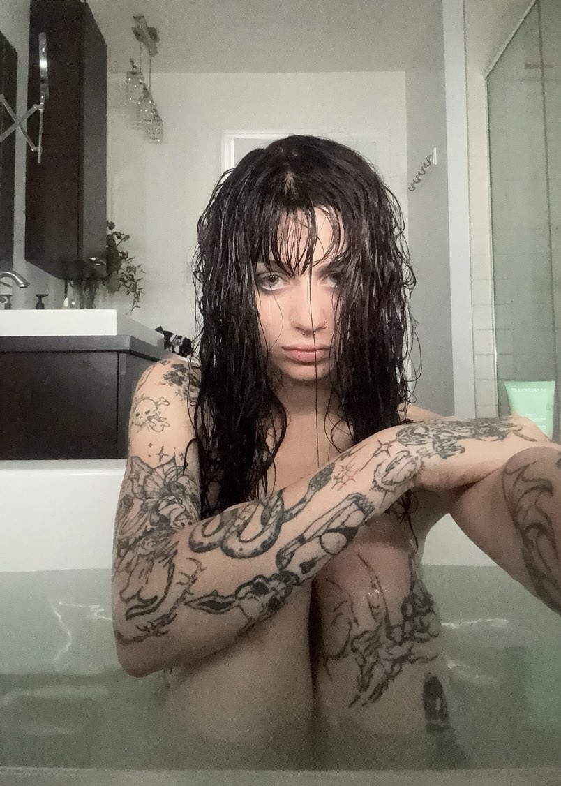 Trashybagqueen's alluring gaze