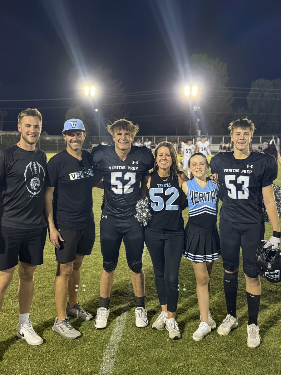 sbarrettinbox's tweet image. 2nd @VeritasPrepAcad game of the season and I had my WHOLE family on the field. @WillBarrett2026 OL/DL #52 held the line all night. @CalebBarrett_29 got a few reps OL/DL/PAT. 
My girl was CHEERING her first game. 
My oldest @jared_t_barrett came out after his practice with…