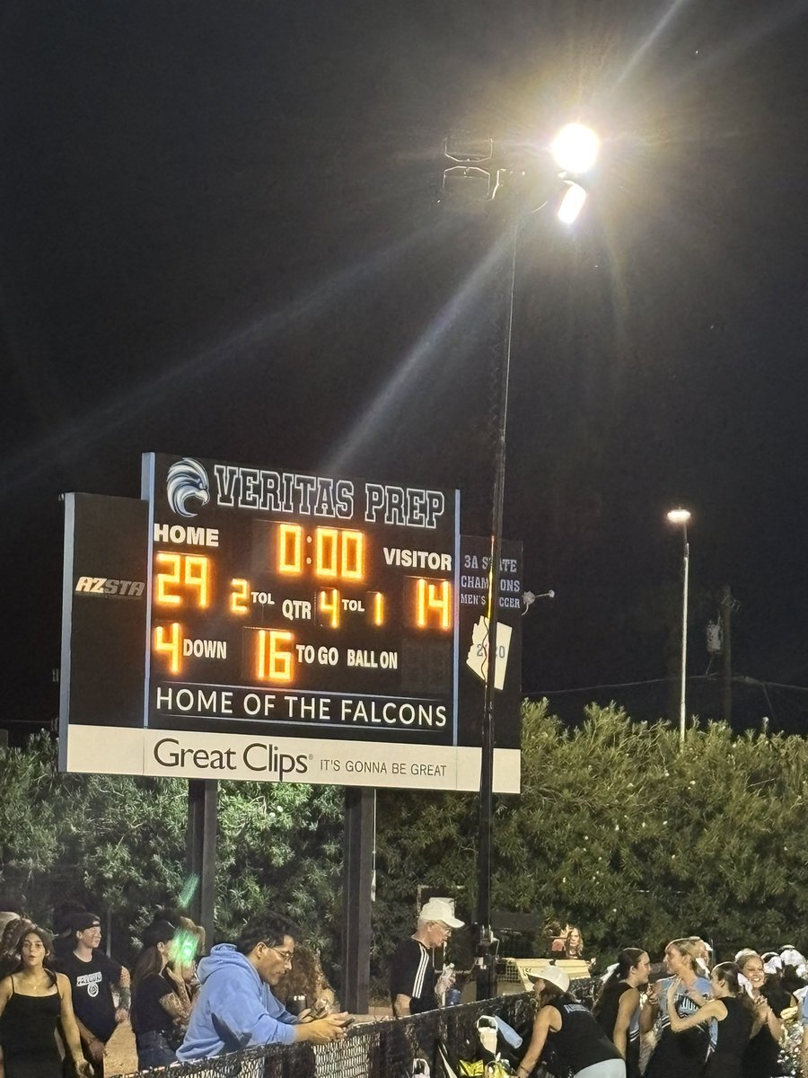 sbarrettinbox's tweet image. 2nd @VeritasPrepAcad game of the season and I had my WHOLE family on the field. @WillBarrett2026 OL/DL #52 held the line all night. @CalebBarrett_29 got a few reps OL/DL/PAT. 
My girl was CHEERING her first game. 
My oldest @jared_t_barrett came out after his practice with…