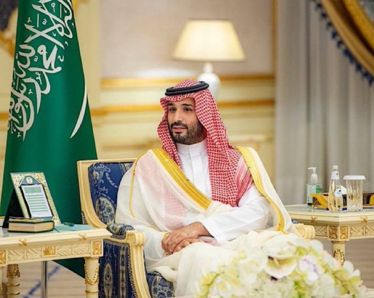 يا سيدي شوفتك تشعئ معاني الهجوس
و طلّتك منها القلوب المِمْحلات ارتوَت

عساك تبقى لنا محزم ، فدَتك الهِدوس
قومٍ ل هدم الشعوب و للمفاسد نوَت

 #محمد_بن_سلمان_40_عام