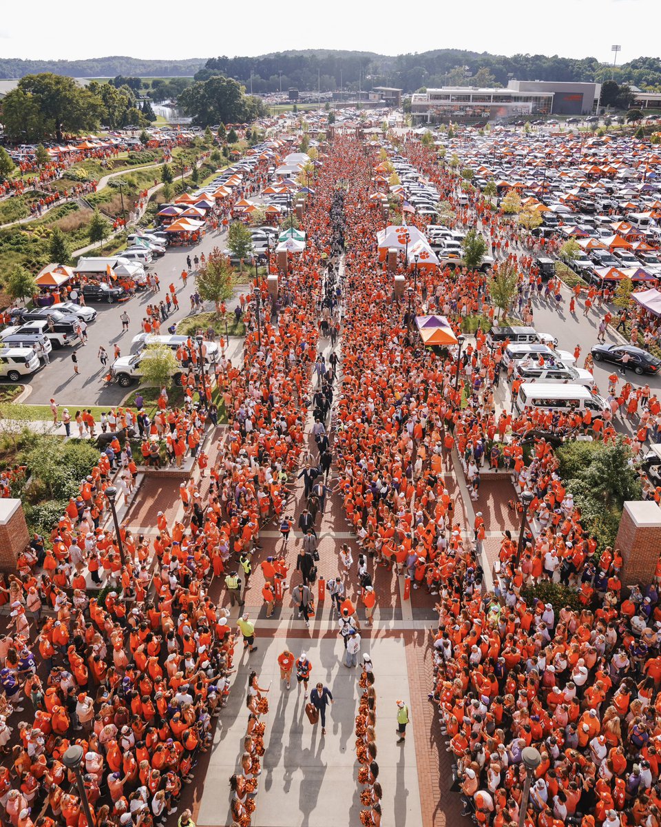 ClemsonTigers's tweet image. Only in Clemson 🐅🏈