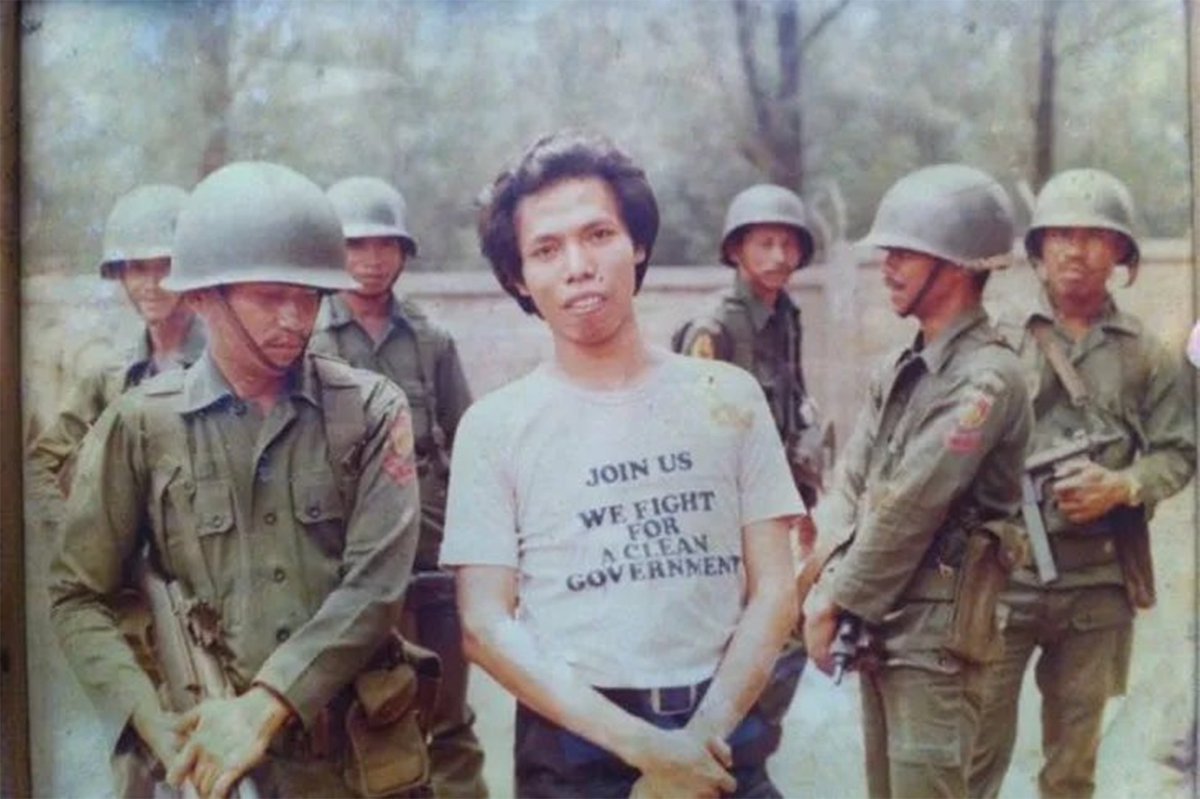 odydc's tweet image. Jgn pernah menertawakan orang2 yg mengisi getir dgn menertawakan nasib. Ingatlah bahwa komedi dan tragedi hanya terpaut satu dua babak saja. 

Foto: Wahyu Sardono, Sosiolog UI &amp;amp; pendiri Warkop DKI, grup yg melawan dominasi ABRI di frekuensi publik. Dikenal sebagai &quot;pelawak.&quot;