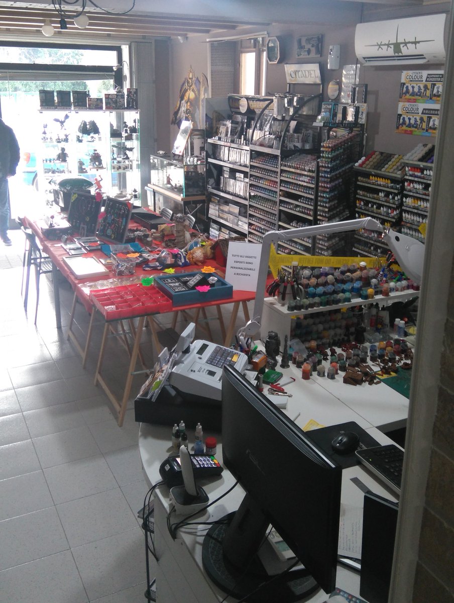 8月も今日で最後……夏の終わりにイタリアの模型店の話でもつぶやくよ。
行きつけというにはアレだけど、客に日本人は俺しかいないから、店主に珍しがられて打ち解けてる店がある。店主はアラフィフでキャラクターモデルにも明るく、店番しながらいつもゲームフィギュアを塗ってる。(↓)