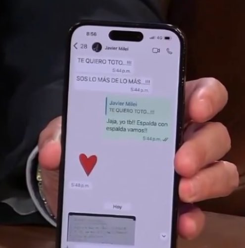 JzConstant's tweet photo. Los Milei y Caputo se habrían robado 20 mil millones de dólares !!
LADRÓN
#ElFMI #MileiChorro https://t.co/v1fUvM4wUG