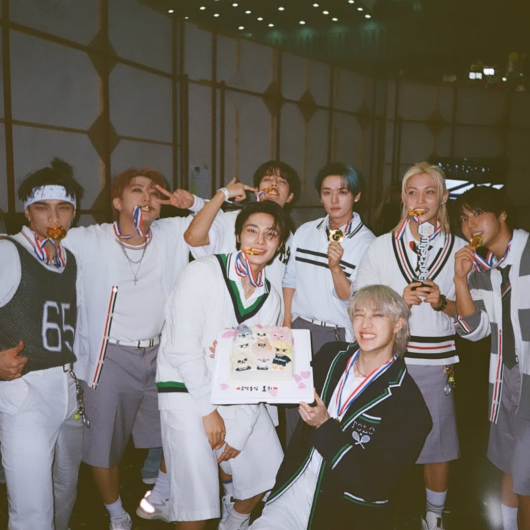 staysday6's tweet photo. MUCORE FD BEHIND PHOTOS SOOOO CUTEEEE MY WINNERS https://t.co/JDct992kso