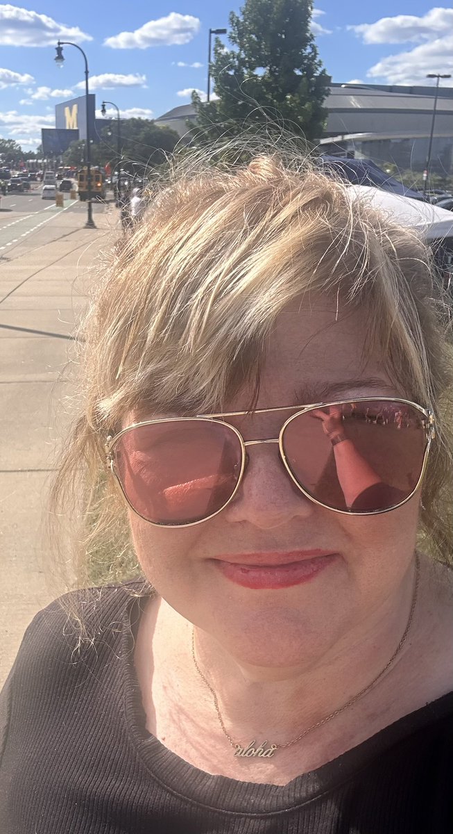 kimjbarker's tweet image. I’m in black because I’m in mourning that summer is officially over! I just love Summer in MI! But I am on the way to tailgate with the family today!!! #familytime❤️ #tailgatetime #annarbor #thebighouse