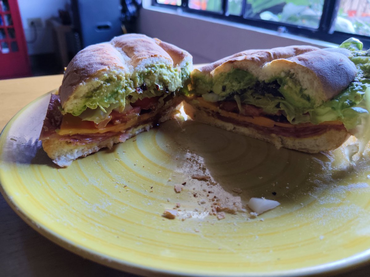 Una de mis cosas preferida de la comida mexicana son las tortas, desde la más sencilla de frijol negro con queso cotija y rajas de chile, esta de queso de puerco con queso amarillo y chipotles dulces, las cubanas, las de chile relleno, las de bacalao, pierna, jamón, salchicha.