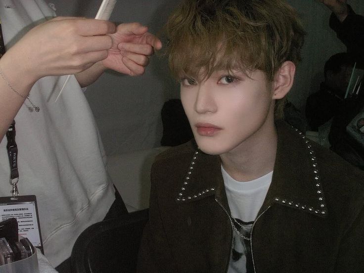 chenjifolder's tweet image. friends - chenji au

Jisung y Chenle, tenían una amistad fuera de lo común. Mientras que uno llevaba enamorado de él desde jóvenes, el otro, no podía comprender los sentimientos que crecían por su amigo.