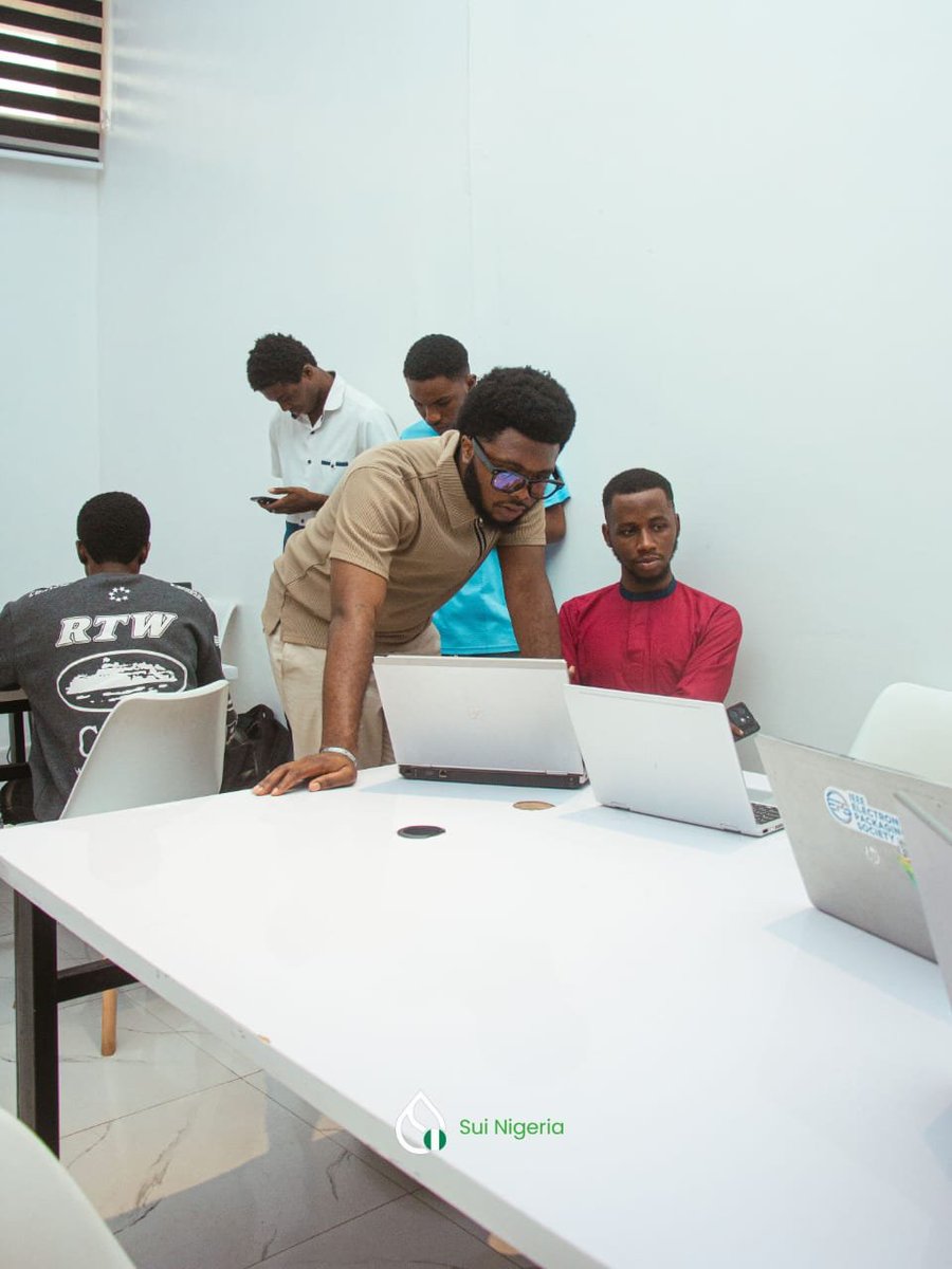 Melodydotsui's tweet image. 4/
Setup session with @ezeransome and @dannyclassi_c.

Windows really tested our patience. 🤦‍♀️

I need to upgrade to MacBook. 😢😢