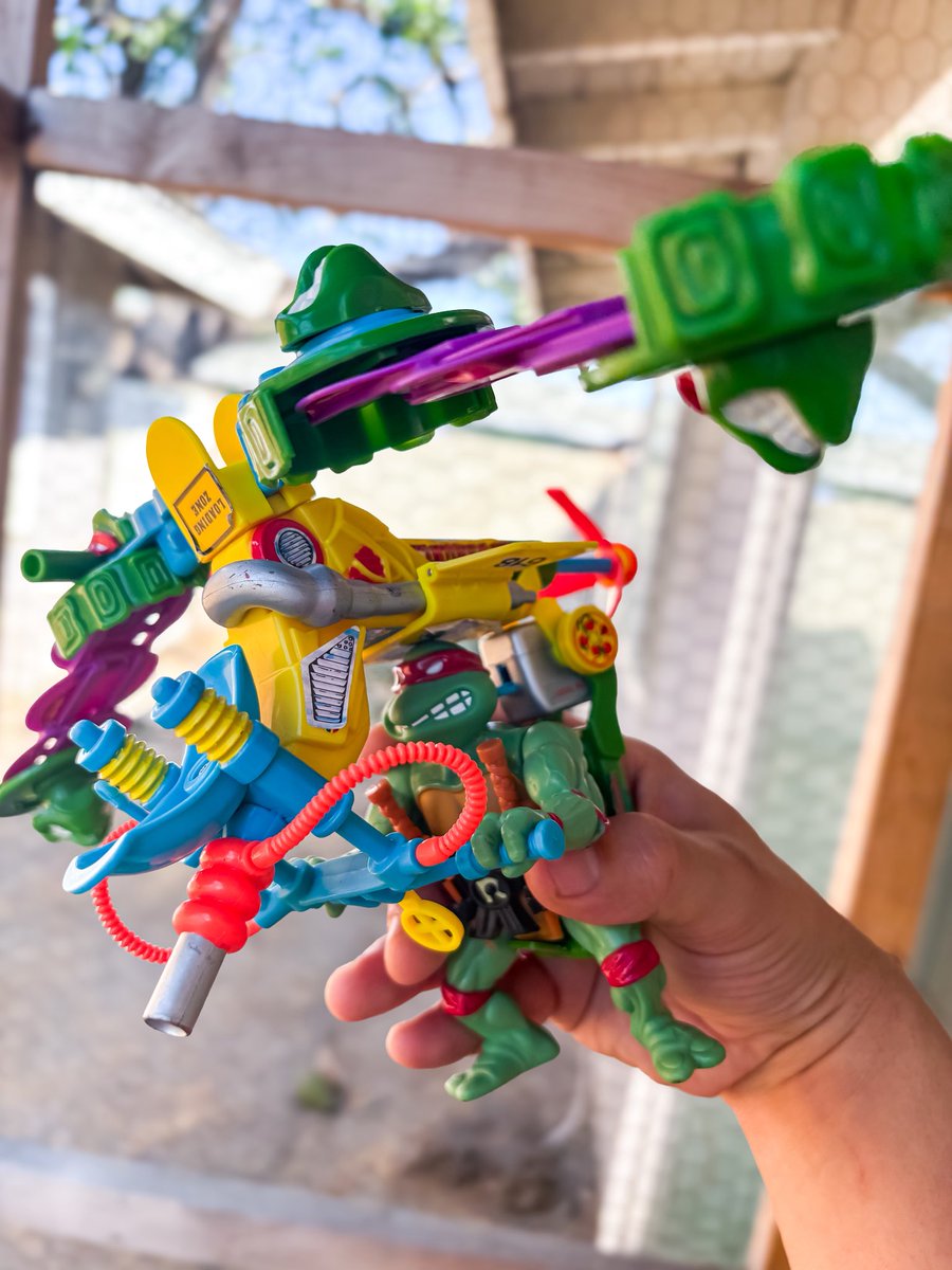 ColorlessTune's tweet image. You don’t understand how good it feels to have this back in my hand. 

#PlaymatesToys #TeenageMutantNinjaTurtles #TMNT #TMNTMutations #MutaBike #Raphael #Raph #ToyHaul #ToyPhotography #RetroToy #RetroToyHaul