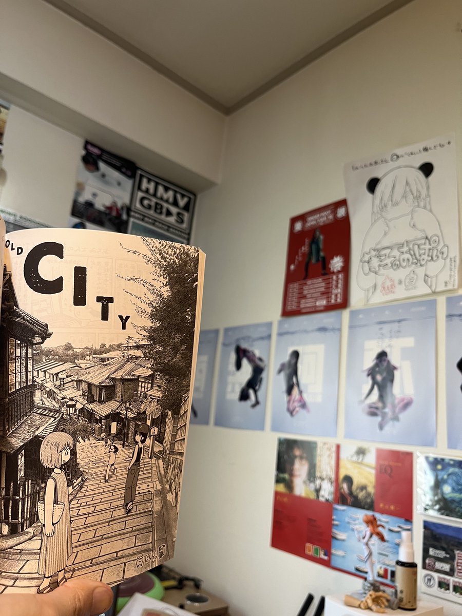 こんな絵を描きました。
あらゐさんファンはマストバイ。
背景がもはや写真を線画抽出したようにしか見えませんが線は自力でトレスしてます。締切をブッチ&体調ゲロゲロで無駄にしんどかった。
清水の二年坂です。僕が京都民なのとあらゐアニメが京アニなので。
OLD CITY はトンチがきいてるやろ?