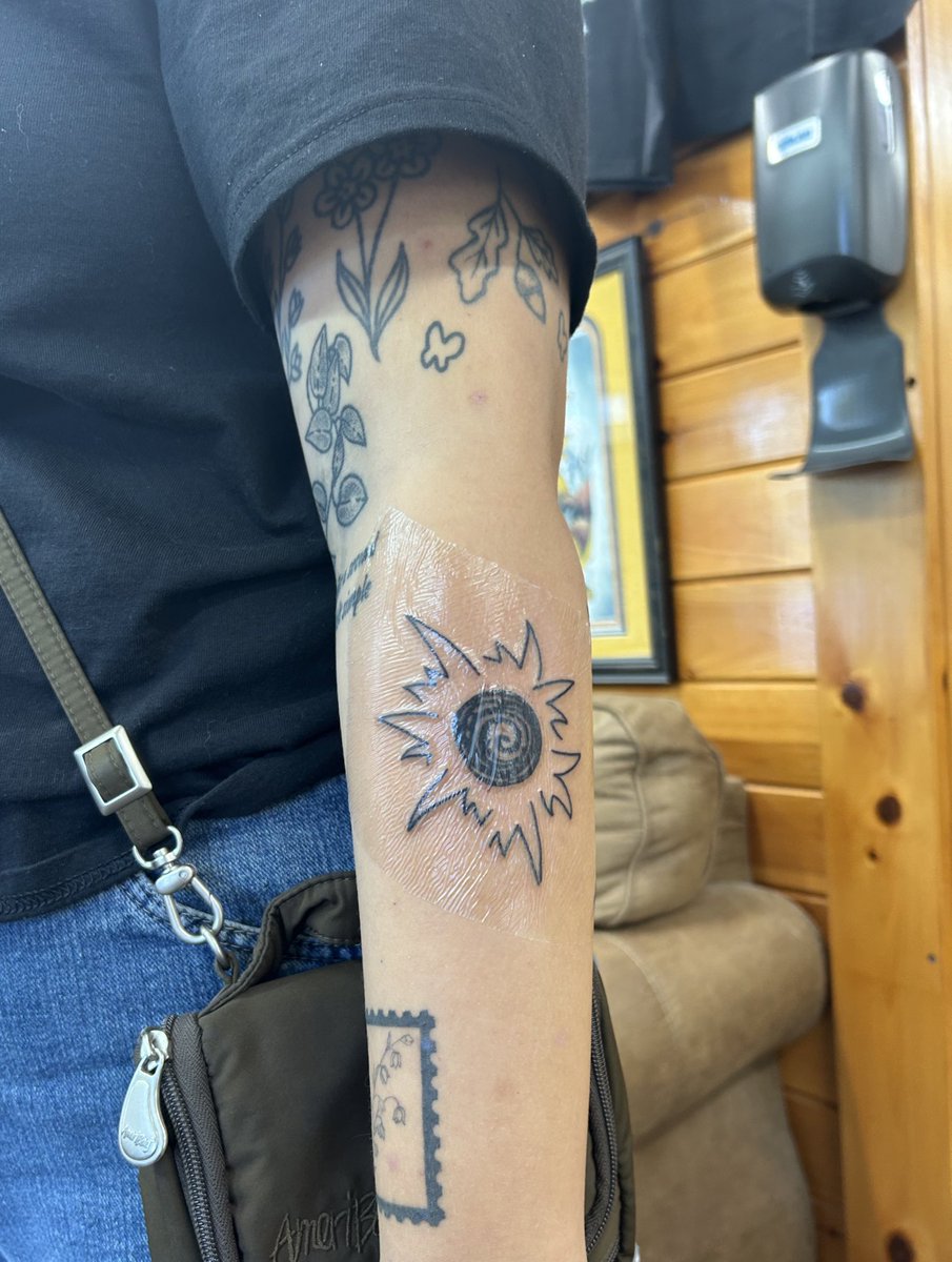 snail_person_'s tweet photo. glum tattoooo
#hayleywilliams #glum #EDAABP https://t.co/cKyh47BTWe