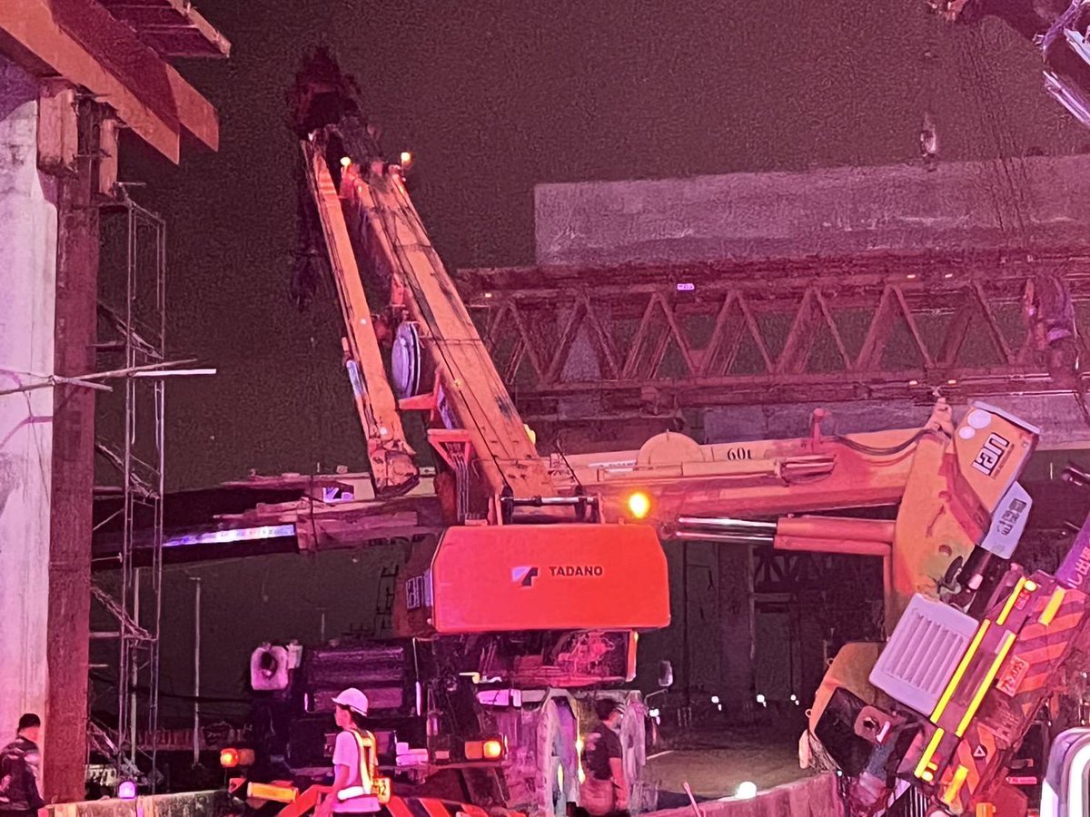 พระรามสอง เลี่ยงได้ เลี่ยงไปก่อน!
เมื่อเวลาประมาณ 02.00 น. ของวันที่ 31 สิงหาคม 2568  รับแจ้งเกิดเหตุรถเครนที่กำลังทำงานก่อสร้าง บนถนนพระราม 2 ฝั่งขาเข้า ในช่องทางหลัก ช่วง กม.26+500 ก่อนถึงเซ็นทรัล มหาชัย ได้ล้มฟาดลงไปยังช่องทางคู่ขนาน ขณะที่กำลังใช้เครนยกแท่งเหล็ก