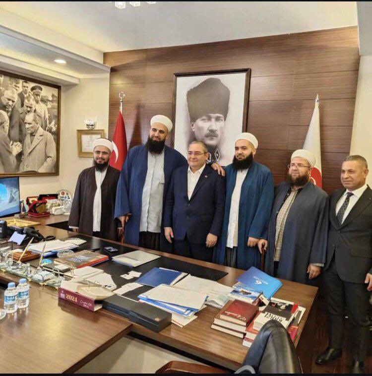 ‘‘Taş ve tunç üstünde Atatürk yaratanlar, O’nu ancak taş ve tunç kadar anlar’’ cümlesine en güzel örnek. 
Atatürk’ü anlayabilseydin fotoğraftaki görüntüleri vermezdin. İkiyüzlü siyaset budur.