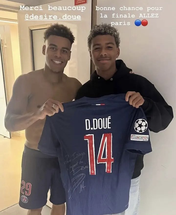 Mdmrrrr mais pk ils on tous le short à Barcola à la fin des matchs