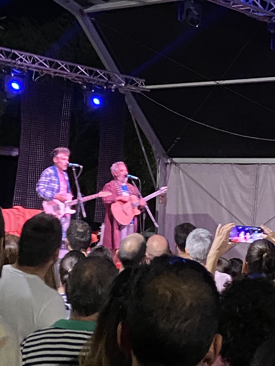 Son unos genios, se les idolatra,se les admira, se les estima,se les venera, y se les adora!! Gracias <a href="/LosGandules/">Los Gandules</a> 
#fiestaslasfuentes