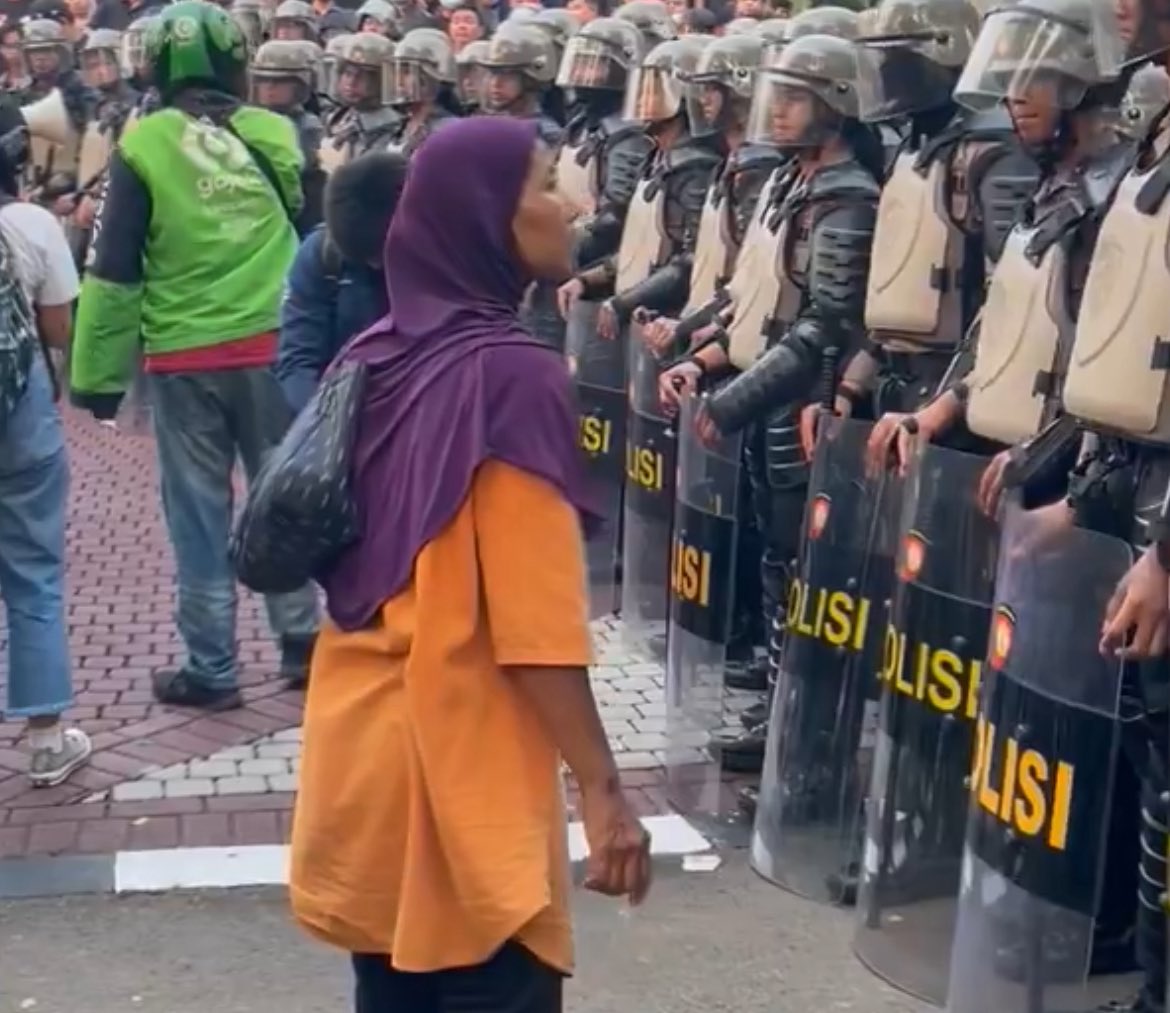 Alam (@dialektitas) on Twitter photo Sampai sekarang IBU KERUDUNG PINK/UNGU belum pulang rumah. TOLONG BANTUANNYA UNTUK DISEBARKAN <a href="/barengwarga/">Bareng Warga</a> <a href="/BudiBukanIntel/">Budi Berdikari 🐿🦉🎨🔮🧟♀️☔🦚🍂🔨📜</a> <a href="/senjatanuklir/">Aurelia V</a> Sampai sekarang IBU KERUDUNG PINK/UNGU belum pulang rumah. TOLONG BANTUANNYA UNTUK DISEBARKAN <a href="/barengwarga/">Bareng Warga</a> <a href="/BudiBukanIntel/">Budi Berdikari 🐿🦉🎨🔮🧟♀️☔🦚🍂🔨📜</a> <a href="/senjatanuklir/">Aurelia V</a>