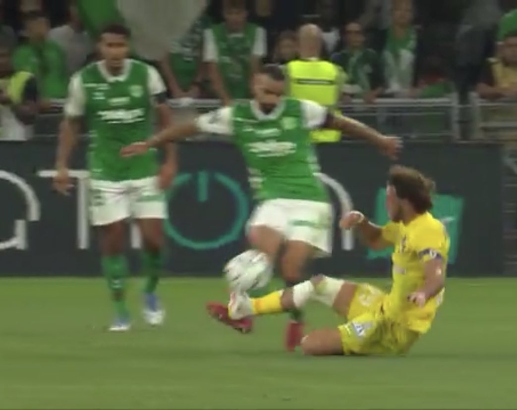 Mahmoud Jaber a dû être recousu dans le vestiaire à la mi-temps après ce tacle assassin où le grenoblois n’a pas pris rouge.

Scandaleux, déjà plusieurs erreurs cette saison en 4 matchs. Le fait de dominer n’empêche pas l’arbitre de protéger l’intégrité physique de nos joueurs.🤡