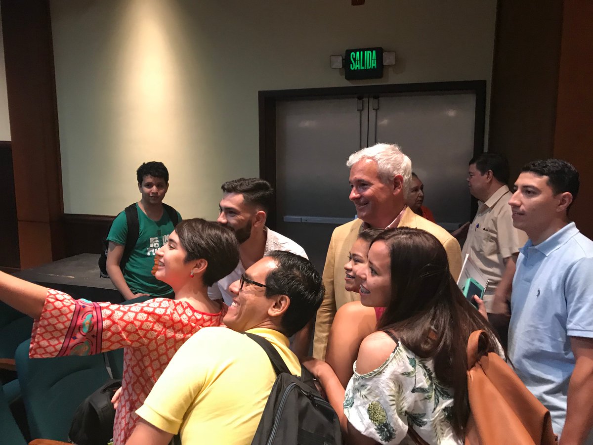 Despedimos con profundo pesar a nuestro querido amigo Alberto. Compartió con nosotros muchos debates y aprendizajes sobre el futuro de Honduras, siempre apoyando a nuestros estudiantes y demostrando un inmenso amor por el país. Descanse en paz. <a href="/PadillaNews/">Alberto Padilla</a> <a href="/USAPhn/">Universidad de San Pedro Sula USAP</a> <a href="/CampusTvhn/">Campus Televisión</a>