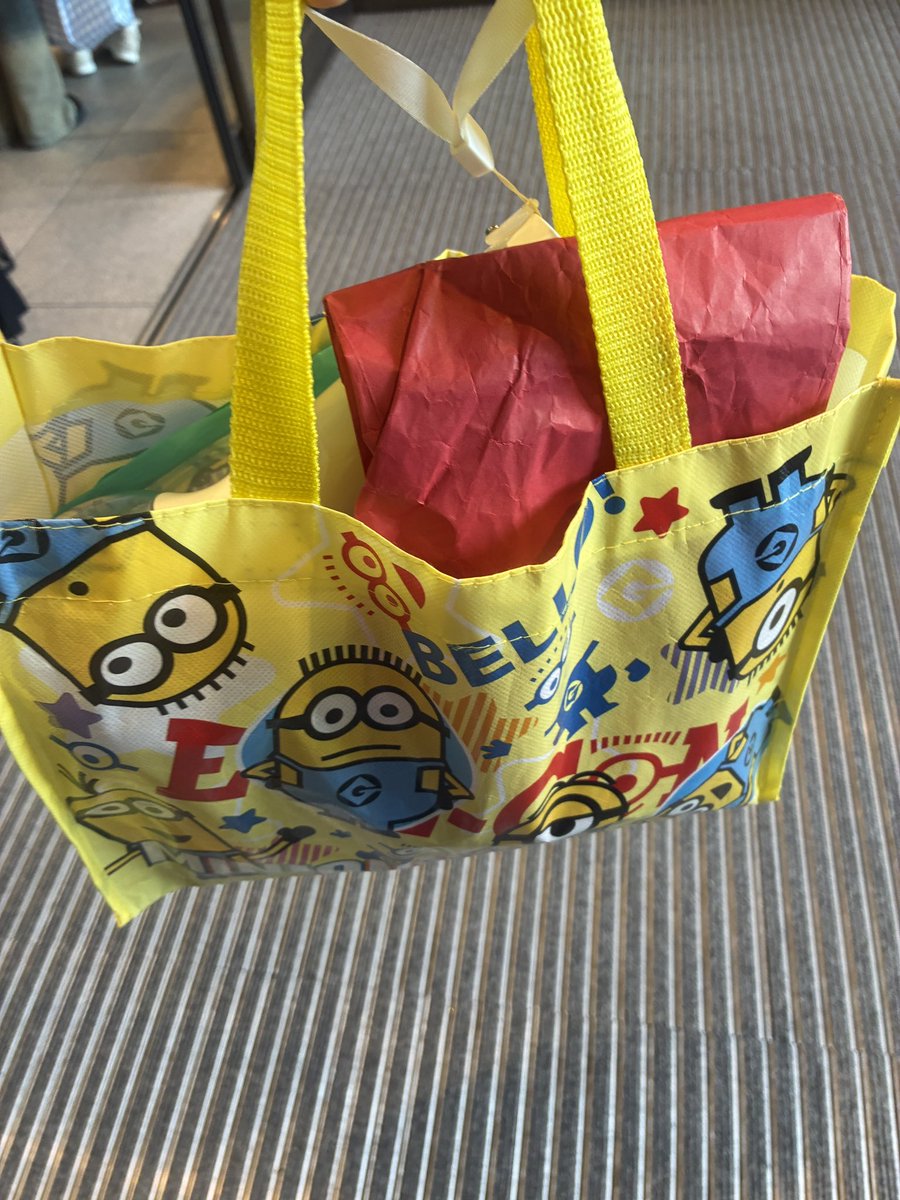 昨日会ってくれた人ありがと🥹
今日みんな何時に行く？？
やっぱり早いのかな…
とりあえず昨日と同じ10時過ぎには着くように行こうかな
グッズ買えるかしら
今日も暑いよな…😂

ソンムル増産したので
昨日会えなかった人
今日もミニオン探してね🙏