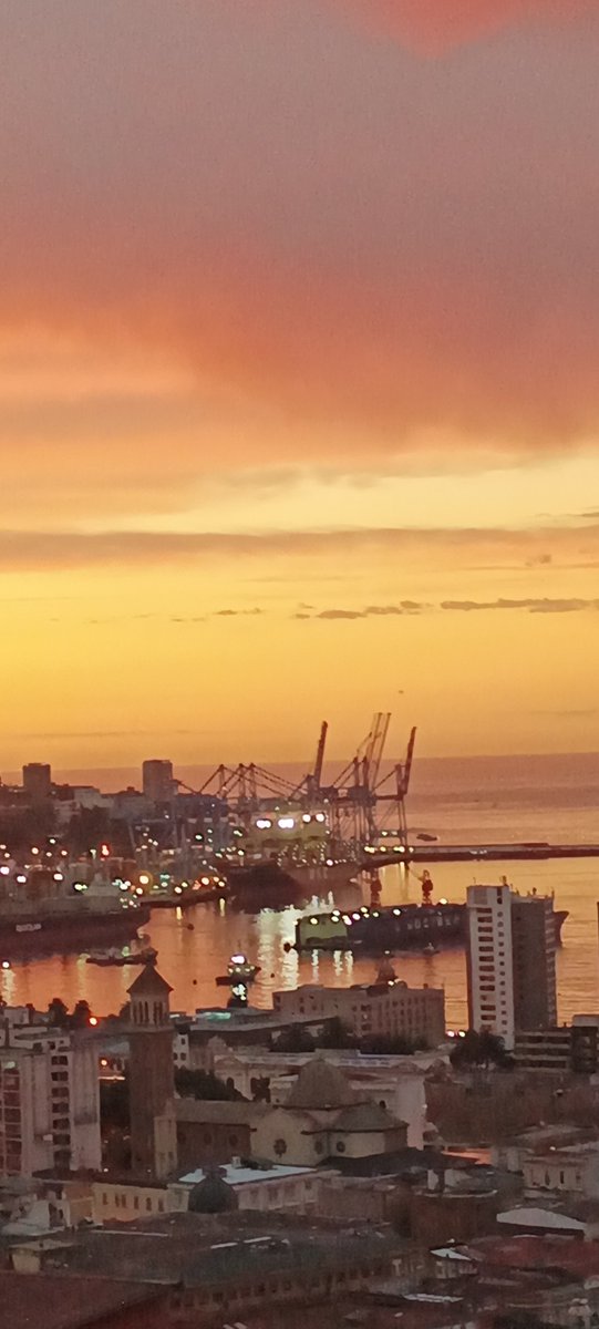 <a href="/Off_Valpo/">ex-Marino</a> <a href="/NickoMeteo/">Nicko Geo-Meteo ⛈️🌎</a> <a href="/CuestaLaDormida/">Cuesta La Dormida</a> <a href="/RedGeoChile/">Red Geocientífica de Chile</a> <a href="/cristobalreus/">Cristóbal Reus Chêreau</a> <a href="/meteochile_dmc/">MeteoChile</a> <a href="/Sepulinares/">Alejandro Sepúlveda Jara</a> <a href="/_catalinacm/">CataDeLosCerros🏔</a> <a href="/QuilpueMeteo/">Quilpue Meteo</a> <a href="/RedMeteoA/">Red MeteoAficionada</a> <a href="/sitiodelsuceso/">Sitio del Suceso SDS</a> <a href="/reddeemergencia/">Red de Emergencia ONG</a> <a href="/valparaiso/">La Historia de Valparaíso</a> <a href="/La_Campana/">La Campana</a> <a href="/calafate/">calafate</a> <a href="/twittcafechile/">Una Nueva Red Social</a> <a href="/NicoleLayana/">NicoLe Layana</a> <a href="/MarichiValeros2/">Marichi Valeros2</a> <a href="/flashjessica/">Jessica Ríos. ⚓🇨🇱</a> <a href="/tzingane/">Claudia Aracena</a> <a href="/Oriettaf/">#EnUnEternoLapsus ❤</a> <a href="/Buques_en_Valpo/">Videos De Buqes En Valparaiso</a> <a href="/Austropatagonia/">Alfredo Soto Ortega</a> <a href="/gcodinad/">Gonzalo Codina 🇨🇱</a> <a href="/Esperanza/">Esperanza</a> <a href="/navimagcruceros/">Navimag Cruceros</a> <a href="/sociber_ltda/">SOCIBER</a> <a href="/berkay_n/">Bekoo</a> <a href="/araucano/">Fernando Garzon</a> <a href="/despejado/">Jorge Abarza Morales</a> <a href="/sur/">Sur Max</a> <a href="/NPortuarias/">Noticias Portuarias</a> <a href="/Atletadelgol/">Leonardo González Jiménez - | LOCUTOR | 🎙💯🇨🇱</a> <a href="/claualdu/">cₐz 🙃</a> <a href="/macacarroza/">Macarena Carroza</a> <a href="/hernancastro_/">Hernán Castro Dávila</a> <a href="/alexismalll/">Puconino</a> <a href="/jestefens/">Estefen</a> <a href="/EspinosaMeteo/">Gonzalo Espinosa Doggenweiler METEORÓLOGO</a> <a href="/PortalPortuario/">PortalPortuario</a> 🌅 Atardecer mágico en Valparaíso, pintando el cielo con tonos de oro y amor. 💛 #Valparaíso #Atardecer #Chile #BellezaNatural #SoyDonanteYTú #PasandoAgosto #SeVaAgosto #FelizSábado #FelizDomingo #BuenFinde