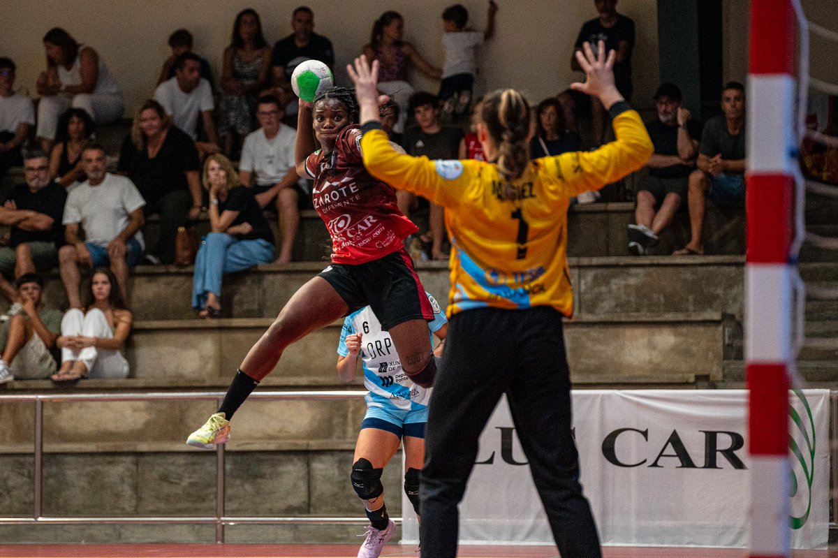 BALONMANO ZONZAMAS (@cbzonzamas) on Twitter photo El Zonzamas Plus Car Lanzarote planta cara pero el <a href="/AtleticoGuardes/">Mecalia Atlético Guardés</a> impone su oficio en el tramo final.
Las nuestras dominaron buena parte del choque con una gran defensa, pero el vigente campeón remontó en los últimos diez minutos (23-28) El Zonzamas Plus Car Lanzarote planta cara pero el <a href="/AtleticoGuardes/">Mecalia Atlético Guardés</a> impone su oficio en el tramo final.
Las nuestras dominaron buena parte del choque con una gran defensa, pero el vigente campeón remontó en los últimos diez minutos (23-28)