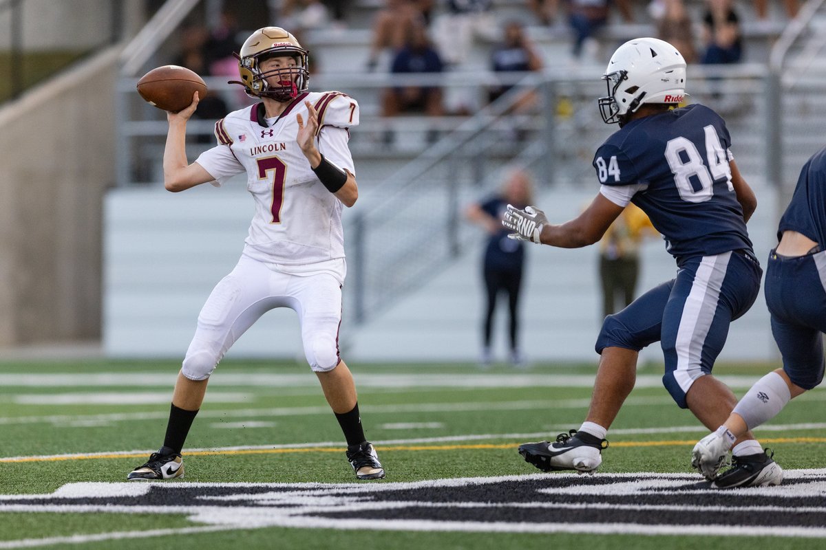 Opening night of the 2025 high school football season featured two all-DMPS matchups: North vs East and Lincoln vs Roosevelt. At Mediacom Stadium, the Rails topped the Riders 28-16 and at Williams Stadium the Scarlets beat the Polar Bears 10-2. See more: flic.kr/s/aHBqjCsp3J