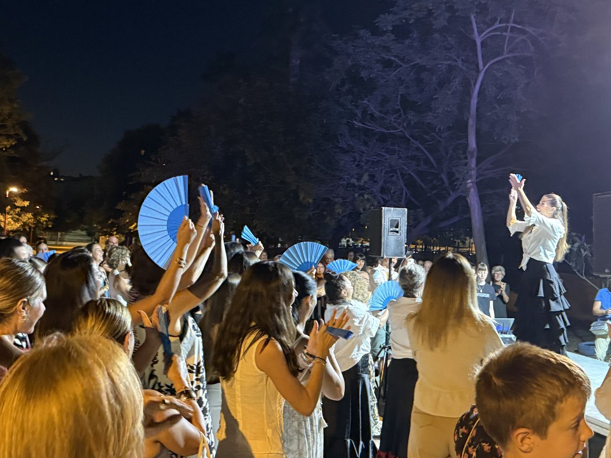 ▶️ La noche ha comenzado en el Bulevar del Auditorio Municipal con el flashmob dirigido por Carmen Camacho, en el que decenas de asistentes han bailado al ritmo del tango ‘Ea Cayuo’, de La Repompa de Málaga, alzando abanicos azules en un ambiente festivo y participativo.