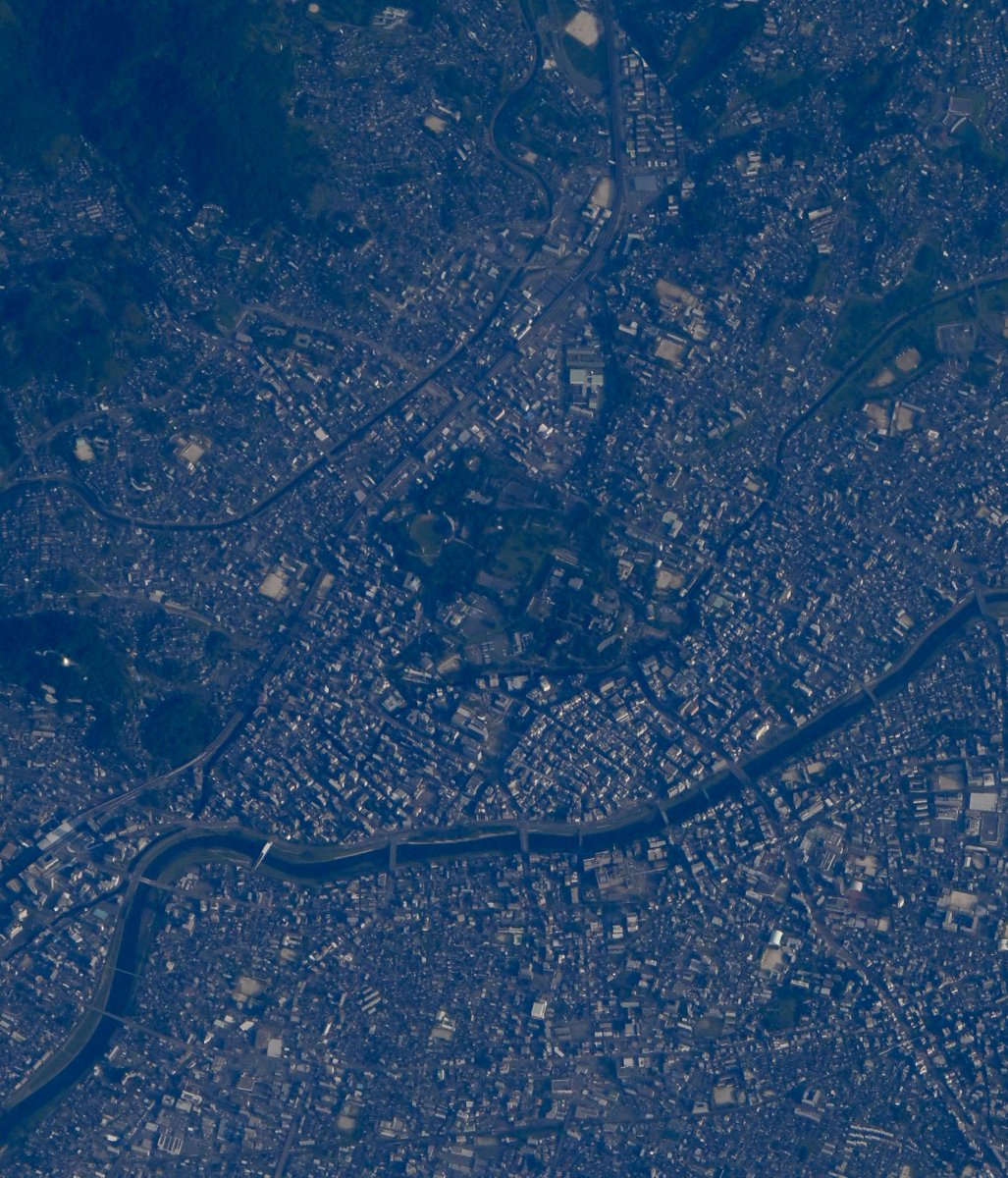 先ほど、九州の上を通過しました。
3度目の正直で、ようやく名城熊本城を撮影できました。
2回連続で小さな雲に隠されていた時は、石田三成公ファンの私が、加藤清正公に嫌われてしまったのかと思いましたが、熱意が通じた様で良かったです。
一度は訪れて見学したいお城です！