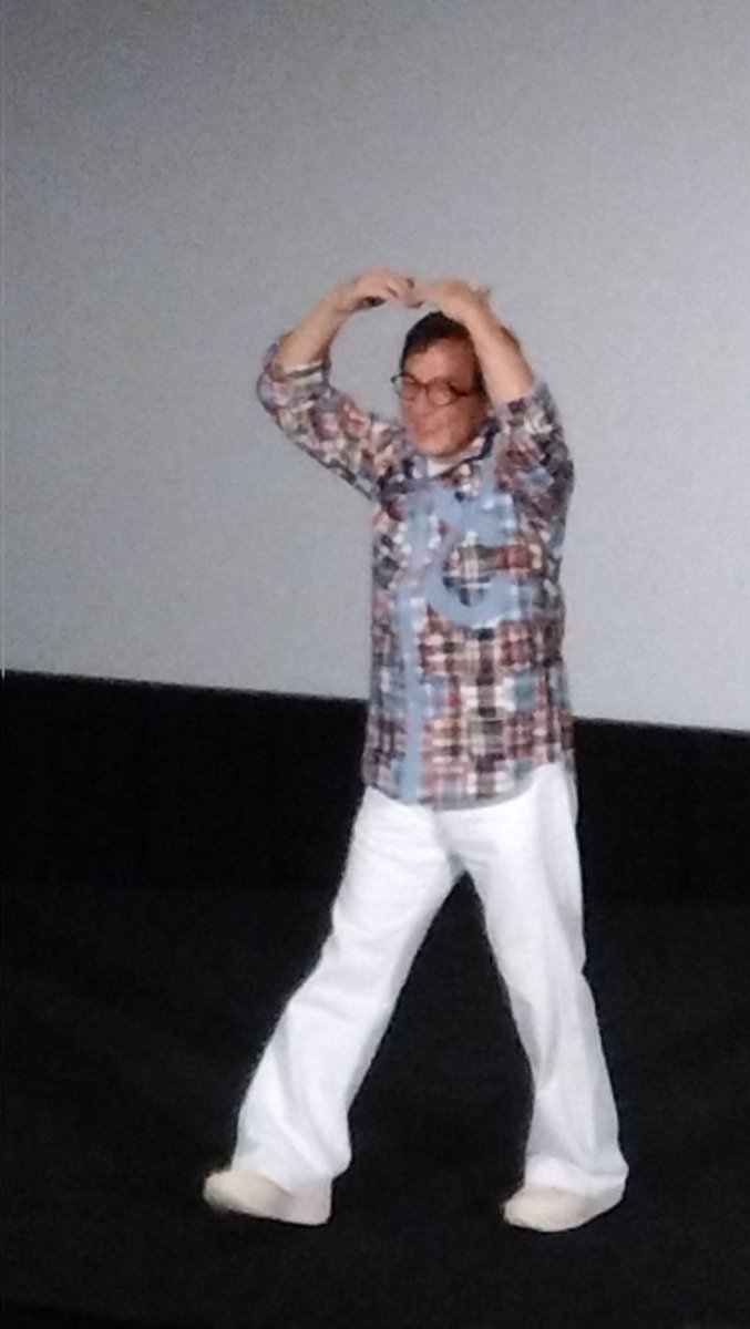 Aineesan25's tweet image. はい、昨日の #ベスト・キッド・レジェンズ  の #TOHOシネマズ六本木ヒルズ での舞台挨拶はこのボケボケ写真だけでした(苦笑)
２日続けての鑑賞でしたが、映画そのものは単純明快ストーリーでサクサクと進み、楽しく観ることが出来ました😀
残念だったのは、観る側…私達側の途中退席する人の多さ👇️