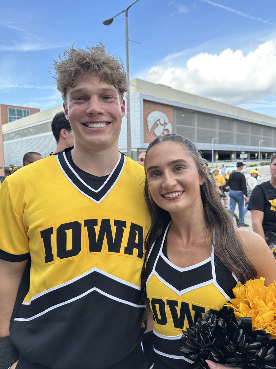 AmyBaker515's tweet photo. Go Hawks! Happy birthday Mia!! #fightforiowa https://t.co/drXMG75vhR