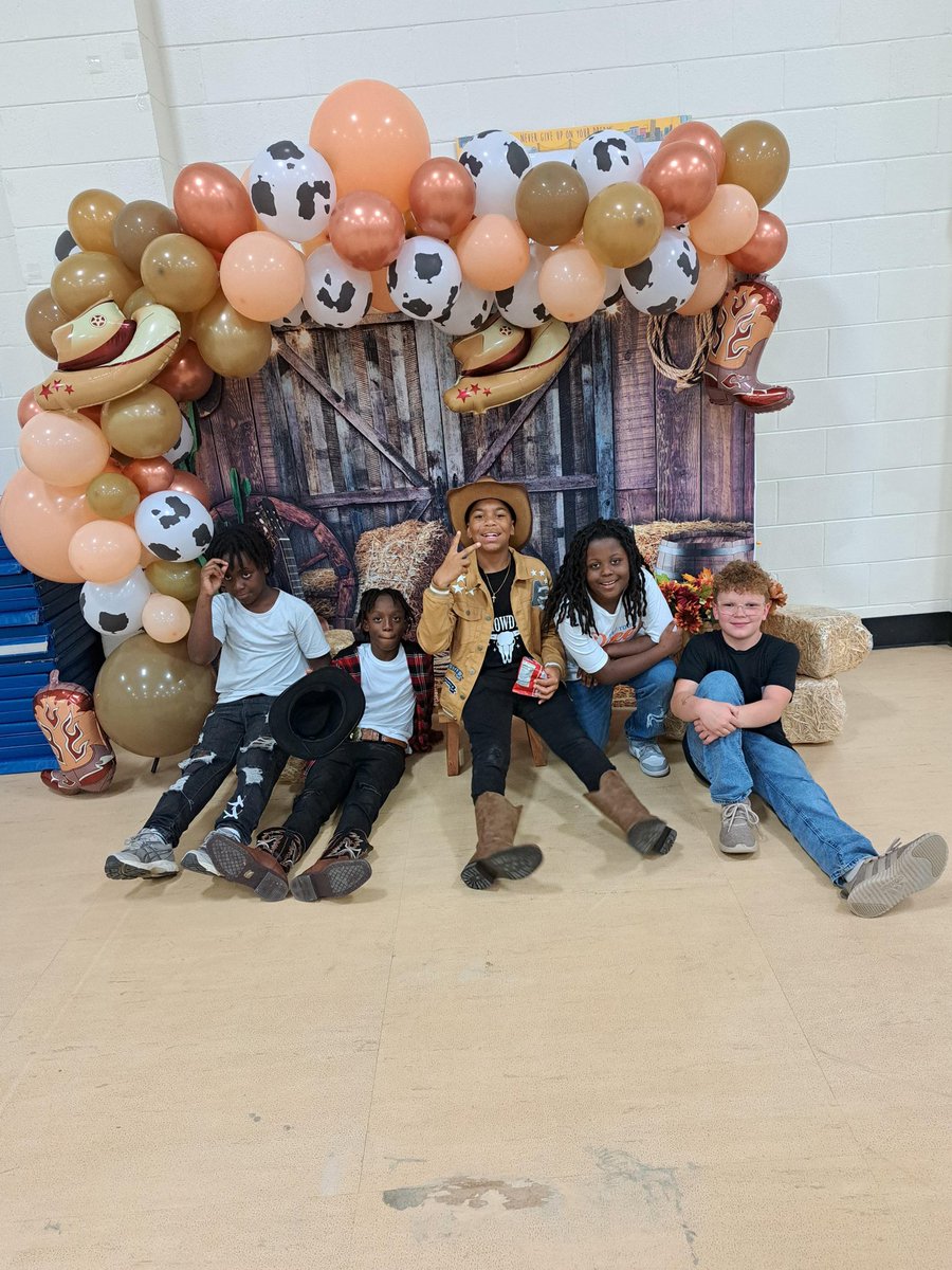 Teamwork makes the dream work! Successful first event for our Hornets  this school year! #HamptonProud #HESPTO <a href="/HES_HCS/">Hampton Elementary School</a> <a href="/michellewil2/">Michelle Williams</a> <a href="/mrsj_cohen/">Mrs. Janae' Cohen, Ed. S.</a>