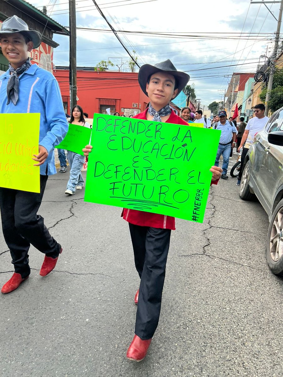 HomeroAE's tweet photo. La acción #CulturaContraRepresión de los estudiantes es un ejemplo para los mexicanos

Hoy, en todas las capitales del país, jóvenes de la @FNERRR_NACIONAL salieron a bailar, cantar y declamar para denunciar los atentados que han sufrido sus compañeros de Oaxaca, que hasta la fecha no han recibido atención por parte del gobernador morenista Salomón Jara (@salomonj).

¡Las casa del estudiante, deben de existir!