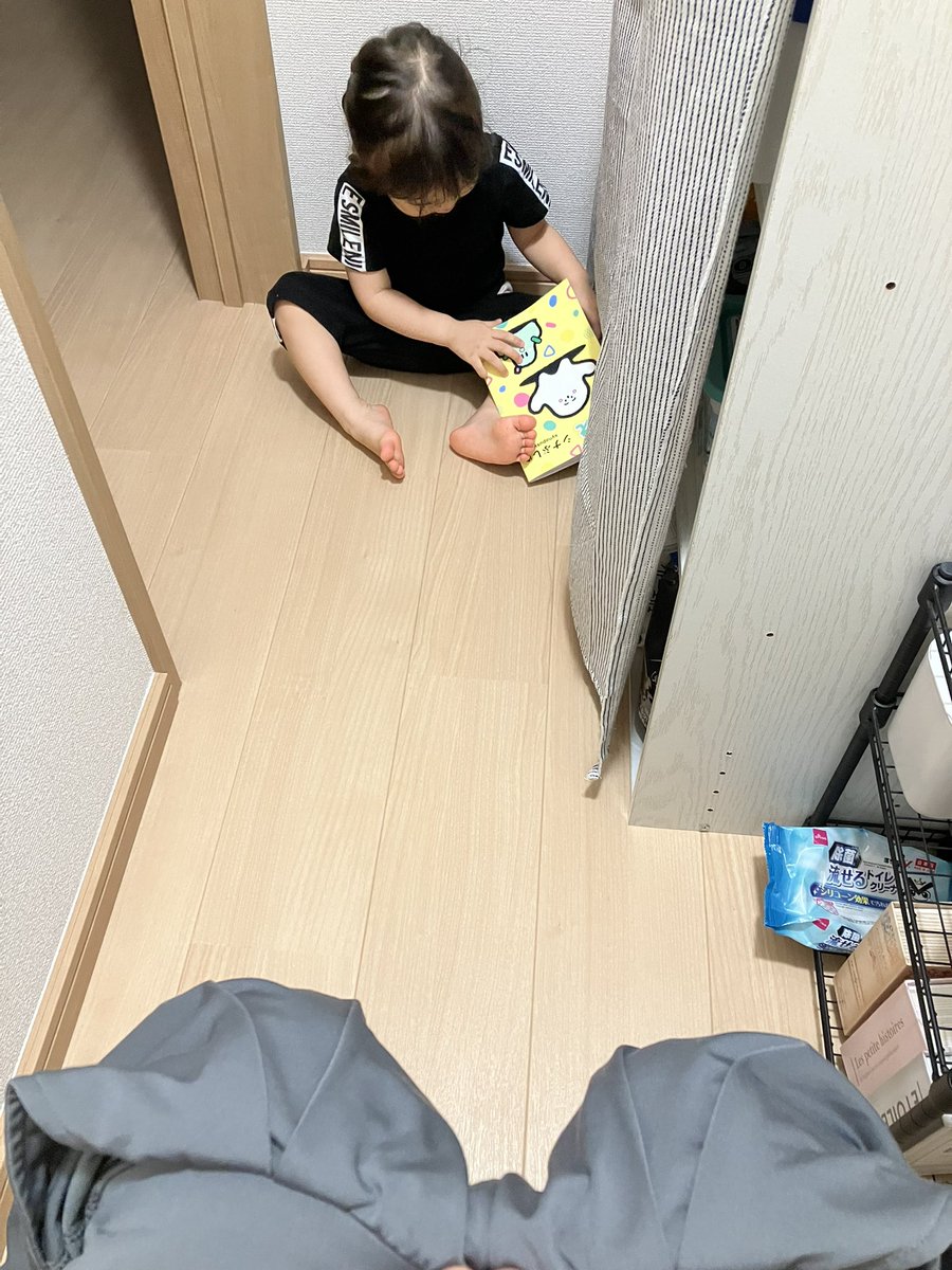 んもー！
そろそろ後追い卒業してもよくない？
#鍵かけるとドアノブ破壊の恐れあり
#2歳2ヶ月
#ぬり絵が愛読書