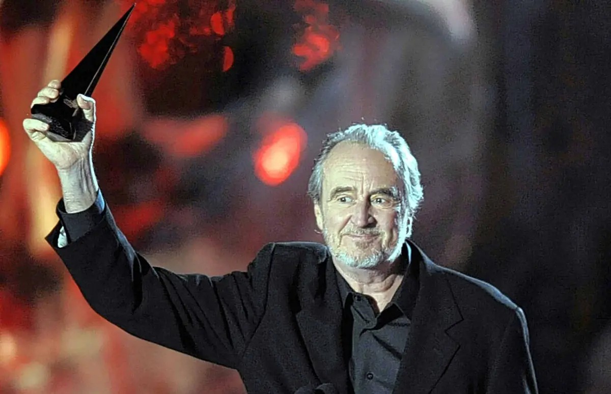 cravenmovies's tweet photo. On this day (8/30) in 2015 we lost a brilliant storyteller, a genuine “Legendary” man, film maker and to this day he remains, the “Master of suspense”. He was a kind soul to all he knew and worked with. Rest In Peace Mr. Wes Craven.. #RIPWES #FORWES https://t.co/yGyXjbSIbm