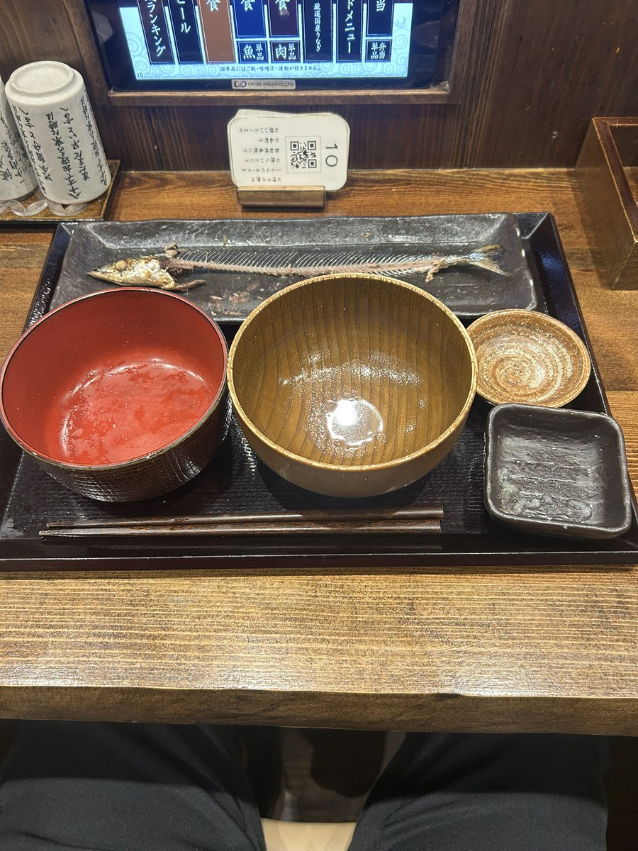 昨日一昨日と秋刀魚の塩焼き食べたのに
今朝もいつもの食堂で秋刀魚定食
家で焼いたやつの方が大きくて美味かった