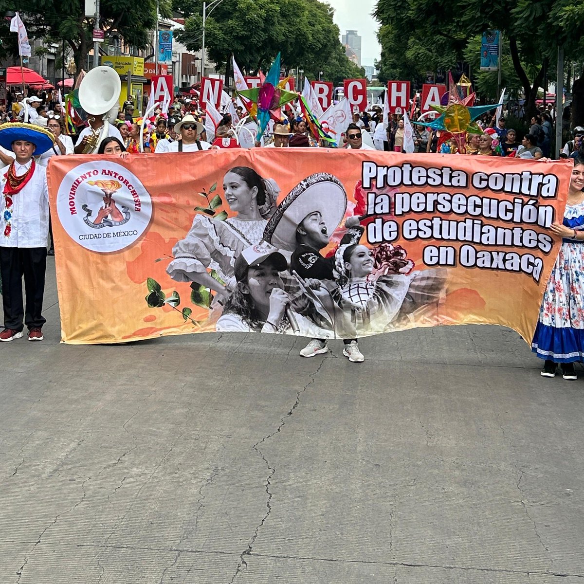 AntorchaOficial's tweet photo. El Movimiento Antorchista, realiza hoy, en diferentes capitales del país, protestas culturales para que se detengan las agresiones contra los estudiantes y sus albergues. Que intervenga el gobierno de #Oaxaca para que se garantice su seguridad
#CulturaContraRepresión https://t.co/LUnbIvIJzS